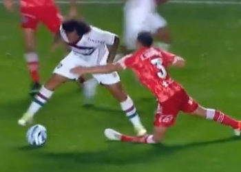 A perna do jogador argentino quebra de uma forma muito feia. Foto: Reprodução