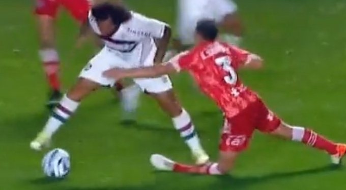 A perna do jogador argentino quebra de uma forma muito feia. Foto: Reprodução