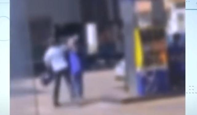 Um vídeo mostra os passageiros também tentando apartar. Foto: Reprodução