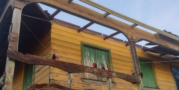 Parte do telhado da casa foi levado com a chuva. Foto: Reprodução