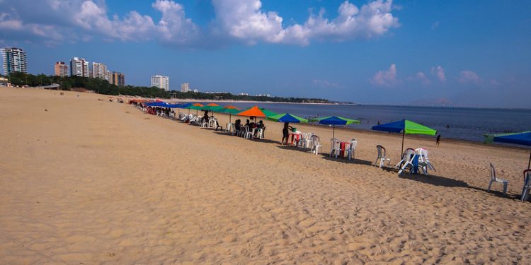 Os buracos ou depressões podem surgir do movimento natural de subida e descida das águas do rio. Foto: João Viana / Semcom