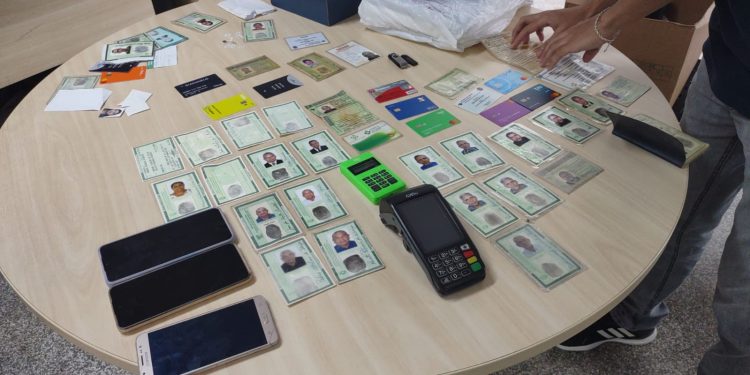 Manuel Raimundo foi abordado em um shopping center tentando abrir conta bancária com documentos falsos. Foto: Erlon Rodrigues e Divulgação/PC-AM