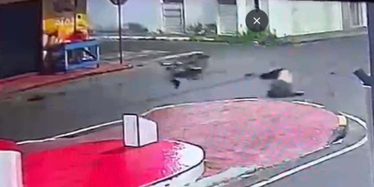 A batida foi chocante e a moto ficou toda despedaçada. Foto: Reprodução