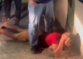 O homem não foi identificado e foi bastante agredido. Foto: Reprodução