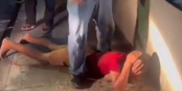O homem não foi identificado e foi bastante agredido. Foto: Reprodução