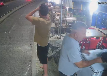 O apresentador leva as mãos até a cabeça sem acreditar naquilo. Foto: Reprodução