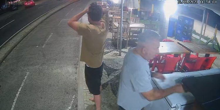 O apresentador leva as mãos até a cabeça sem acreditar naquilo. Foto: Reprodução