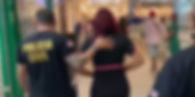 A mulher foi presa dentro do shopping, em loja onde trabalhava. Foto: Reprodução