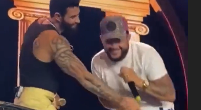 O cantor estava com uma dupla no palco. Foto: Reprodução