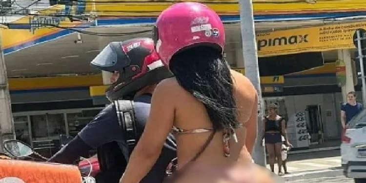 A mulher foi flagrada por uma pessoa no trânsito. Foto: Reprodução