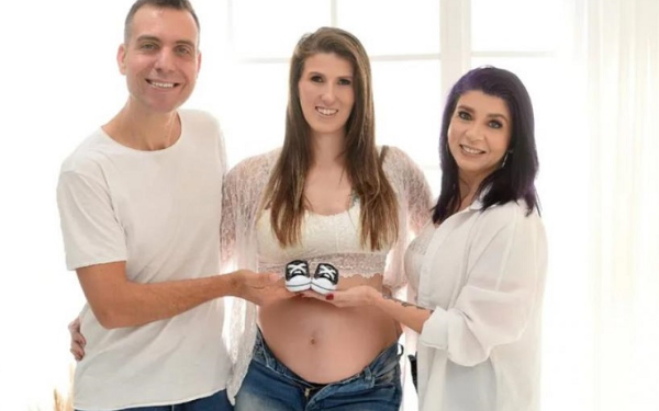 O trisal comemora ainda a gravidez do primeiro filho. Foto: Reprodução