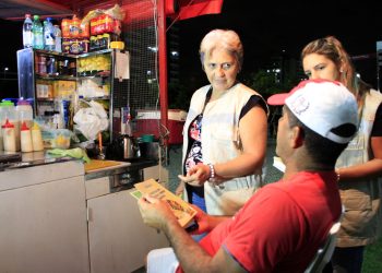 Manaus - 14/01/2017
Visa manaus orienta frequentadores e permissionários dos quiosques da ponta negra.
Foto.Altemar Alcantara/Semcom