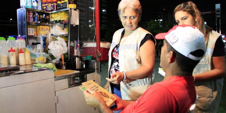 Manaus - 14/01/2017
Visa manaus orienta frequentadores e permissionários dos quiosques da ponta negra.
Foto.Altemar Alcantara/Semcom