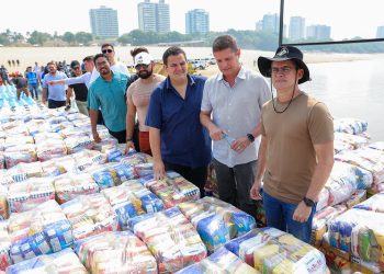 O chefe do Executivo municipal também anunciou outras iniciativas como doação de cestas básicas e água potável para mais de 6,8 mil moradores de comunidades ribeirinhas que sofrem os efeitos da seca severa. Foto: Ruan Souza / Semcom