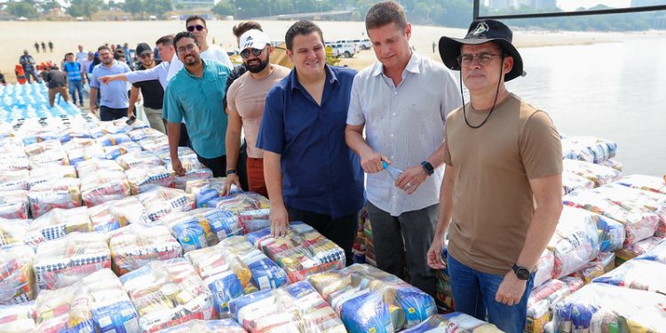 O chefe do Executivo municipal também anunciou outras iniciativas como doação de cestas básicas e água potável para mais de 6,8 mil moradores de comunidades ribeirinhas que sofrem os efeitos da seca severa. Foto: Ruan Souza / Semcom