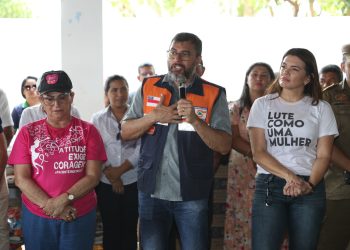 Governador fez sobrevoo na comunidade do Arumã e visitou famílias. Foto: Mauro Neto / Secom