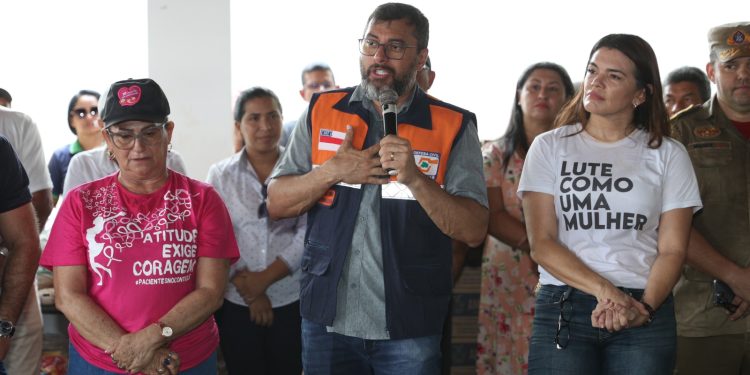 Governador fez sobrevoo na comunidade do Arumã e visitou famílias. Foto: Mauro Neto / Secom