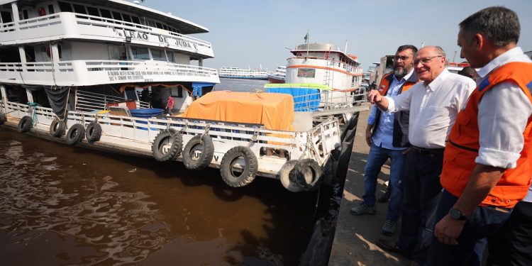 Vice-presidente da República e ministros do Governo Federal estiveram em Manaus para anunciar ajuda humanitária e apoio para minimizar o impacto da seca. Foto: Diego Peres/Secom