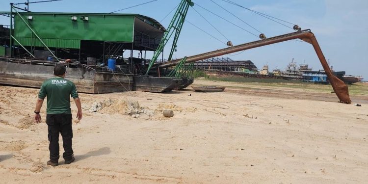 O estaleiro foi interditado e terá sua Licença de Operação Cancelada. Foto: Divulgação / Ipaam