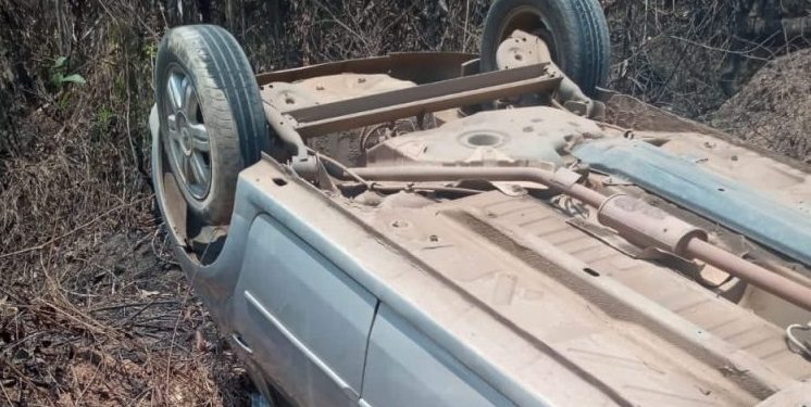 O carro acabou caindo numa vala. Foto: Reprodução