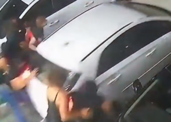 Um vídeo de câmeras de segurança flagrou o ocorrido. Foto: Reprodução