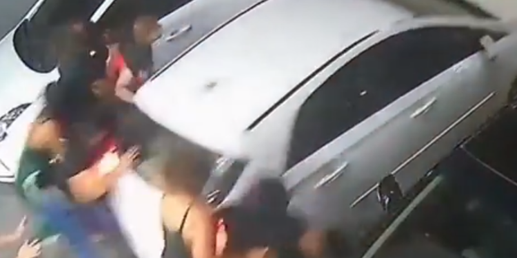 Um vídeo de câmeras de segurança flagrou o ocorrido. Foto: Reprodução