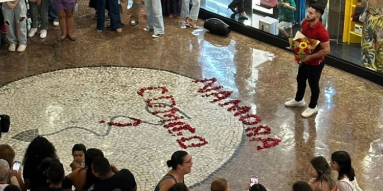 Com uma música romântica ao fundo, é claro que o pedido foi aceito. Foto: Reprodução