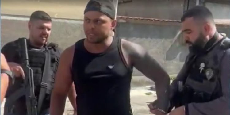 O homem foi preso e levado para delegacia. Foto: Reprodução