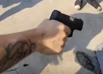 É possível ver que o justiceiro tinha uma pistola e o braço tatuado. Foto: Reprodução