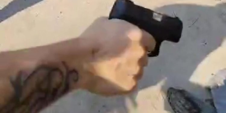 É possível ver que o justiceiro tinha uma pistola e o braço tatuado. Foto: Reprodução