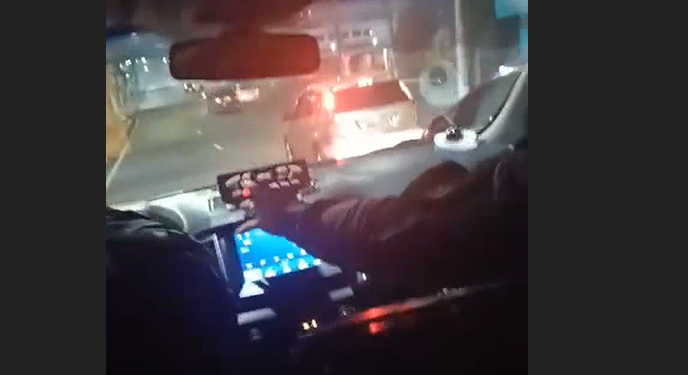 A mulher não queria parar o carro. Foto: Reprodução