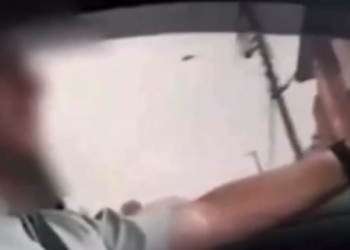 O homem aparece com o órgão para fora. Foto: Reprodução