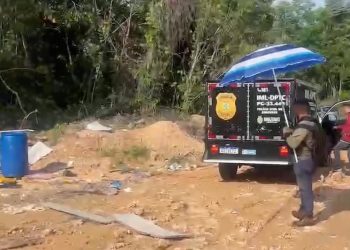 A vítima tinha cabelos pretos, um pano no pescoço e já em estado de decomposição. Foto: Reprodução