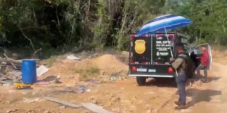A vítima tinha cabelos pretos, um pano no pescoço e já em estado de decomposição. Foto: Reprodução