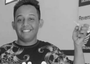 O rapaz foi golpeado e morreu na hora, sem assistência. Foto: Reprodução