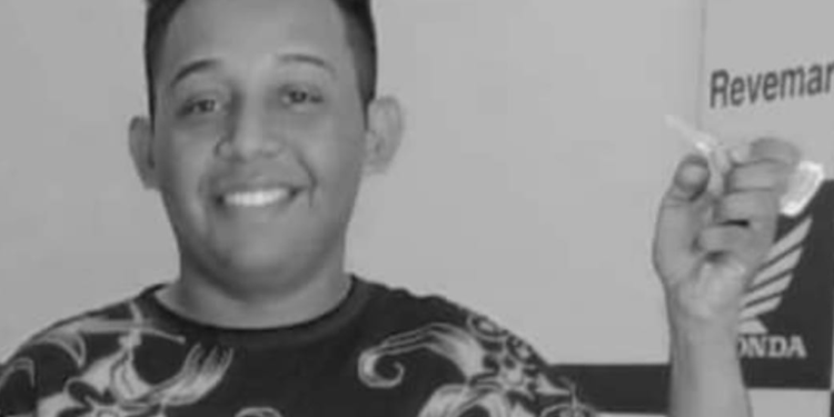 O rapaz foi golpeado e morreu na hora, sem assistência. Foto: Reprodução