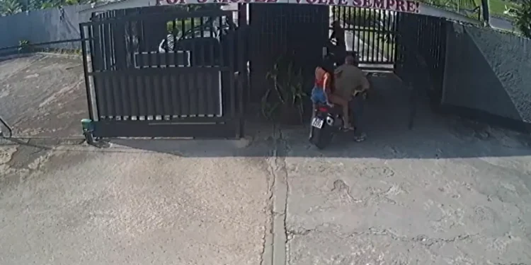 Ele estava com uma mulher na garupa da moto. Foto: Reprodução