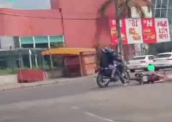 Os dois criminosos estavam numa motocicleta e dispararam vários tiros. Foto: Reprodução