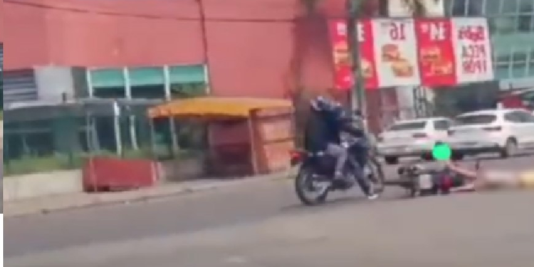 Os dois criminosos estavam numa motocicleta e dispararam vários tiros. Foto: Reprodução