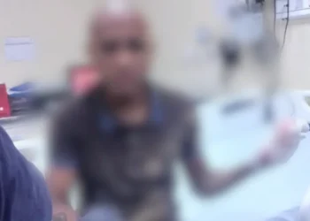 O homem perdeu os dedos e ainda foi preso. Foto: Reprodução