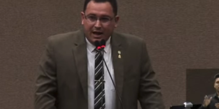O vereador Raiff Matos (DC) protagonizou cena inusitada durante discurso na tribuna da Câmara Municipal de Manaus. Foto: Reprodução