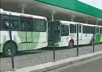 Os motorisas e cobradores cruzaram os braços na tarde desta sexta-feira (15). Foto: Reprodução