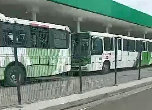 Os motorisas e cobradores cruzaram os braços na tarde desta sexta-feira (15). Foto: Reprodução