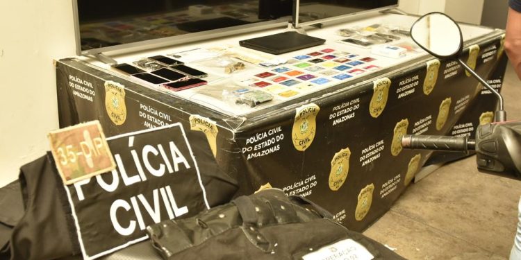 Vários documentos foram apreendidos com a quadrilha. Foto: Erlon Rodrigues/ PCAM