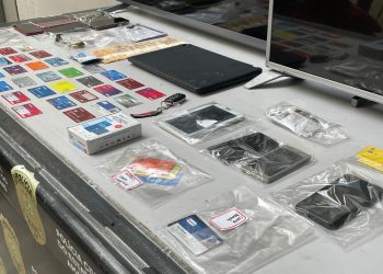 Vários cartões de bancos foram apreendidos com eles dois. Foto: Erlon Rodrigues/PC-AM