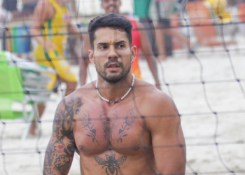 O modelo estava numa praia jogando futevôlei quando foi feito o flagra. Foto: Reprodução
