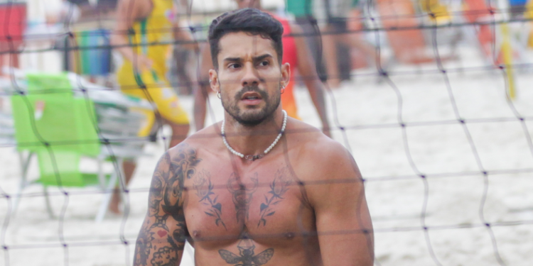 O modelo estava numa praia jogando futevôlei quando foi feito o flagra. Foto: Reprodução