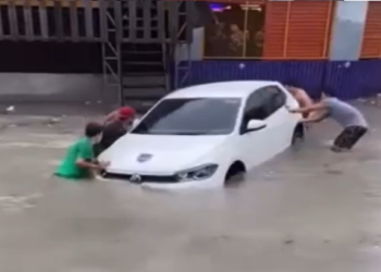 O condutor, segundo os moradores, achou que conseguiria passar. Foto: Reprodução