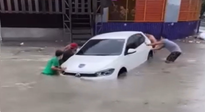 O condutor, segundo os moradores, achou que conseguiria passar. Foto: Reprodução