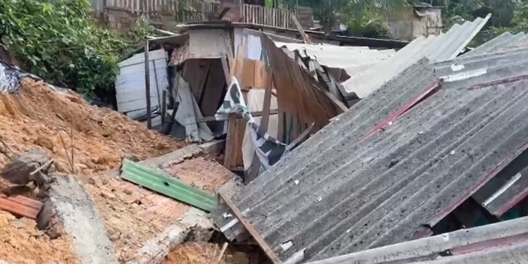 Um deslizamento ocorreu na noite anterior e os moradores temem nova chuva. Foto: Reprodução